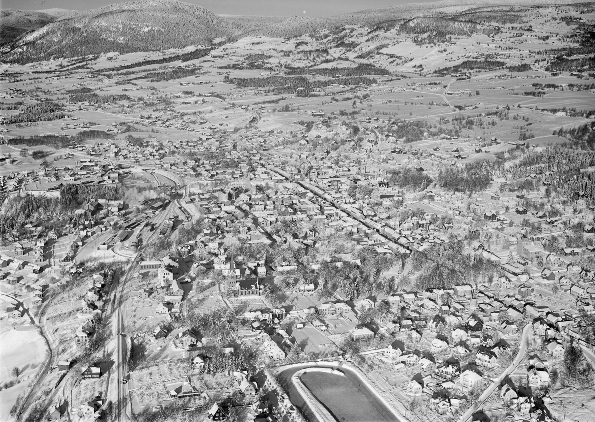 Flyfoto, Lillehammer by, idrettsplassen, mot Nordre Ål, Balbergkampen, vinter 