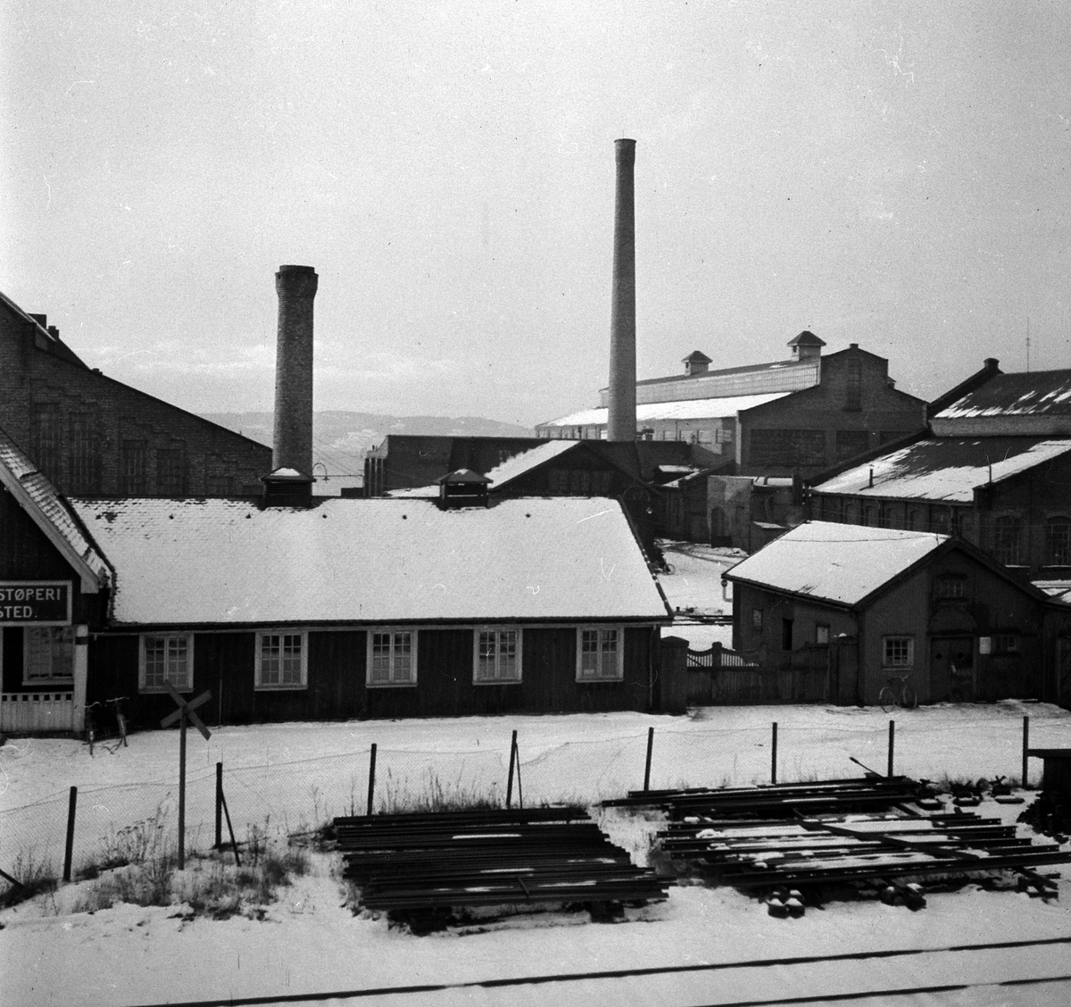 Hamar Jernstøperi og Mekansk verksted, Ham-Jern, Espern, eksteriør av kontorbygning, fabrikkpiper