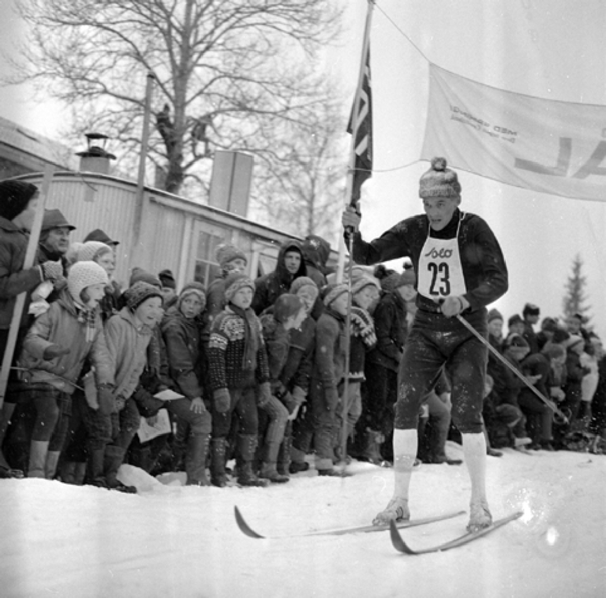 "DALASPRINTEN", ELITERENN I LANGRENN VED FAGERLUND SKOLE OG TRAVBANEN I BRUMUNDDAL I 1968. GJERMUND EGGEN, Gjermund Eggen (født 5. juni 1941 i Engerdal) er en tidligere langrennsløper og verdensmester. Han gikk for Engerdal SK. Eggen ble det store midtpunktet under VM på ski i Oslo i 1966, med gull på 15 km, 50 km og på stafetten. Han ble kalt «Engerdalsprinsen», men etter VM på hjemmebane ble han skikongen. Hans bror Jo Eggen var også en habil skiløpet, men oppnådde aldri samme status som Gjermund. Han har tre individuelle NM-titler, og stafettgull fra NM 1966. Gjermund Eggen ble tildelt Sportsjournalistenes statuett, som Årets idrettsnavn, Morgenbladets Gullmedalje i 1966 og i 1968 ble han tildelt Holmenkollmedaljen. I hjemkommunen er han hedret med egen statue, som ble avduket 5. august 2006 ved siden av skimuseet. I 1966 gav Eggen ut boken 3 x Gull. Han kom også med flere plateinnspillinger. Etter endt karriere startet han skiproduksjon i hjembygda si. Skiene ble kalt Eggen-ski. KILDE WIKIPEDIA