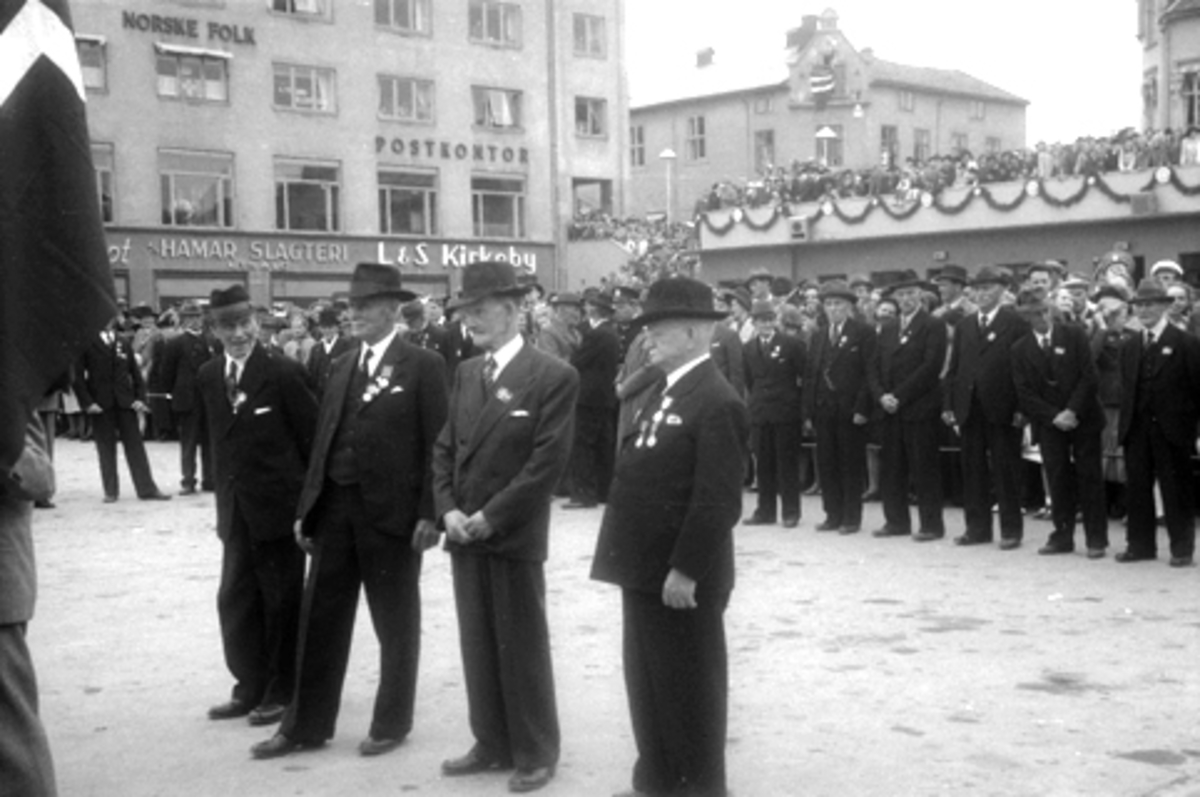Hamar kommune, byjubileet 1949, kongebesøk, kong Haakon 7 skal hilse på  militære  veteraner på Østre Torg,