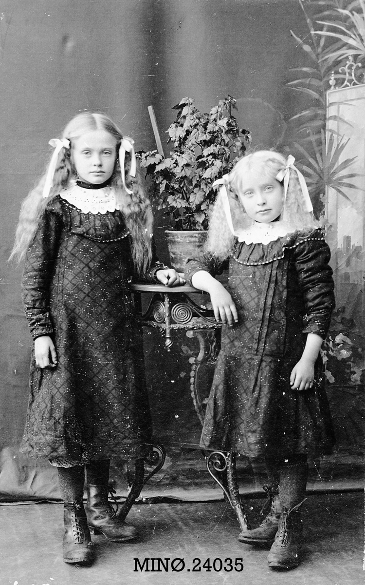 Portrett av to unge jenter - Maria og Mina Trøan