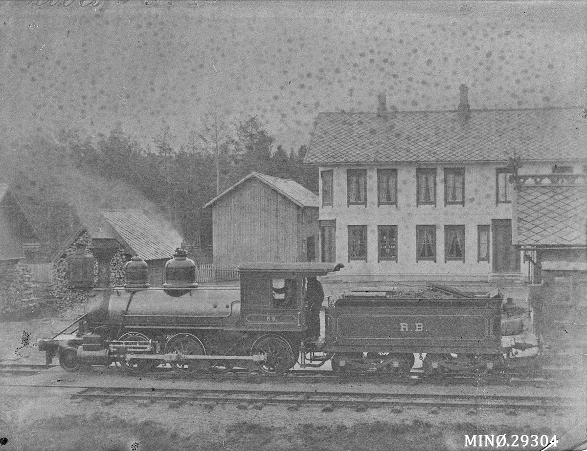 Os stasjon. Rørosbanens første lokomotiv, Tolgen-Os Sparebank
