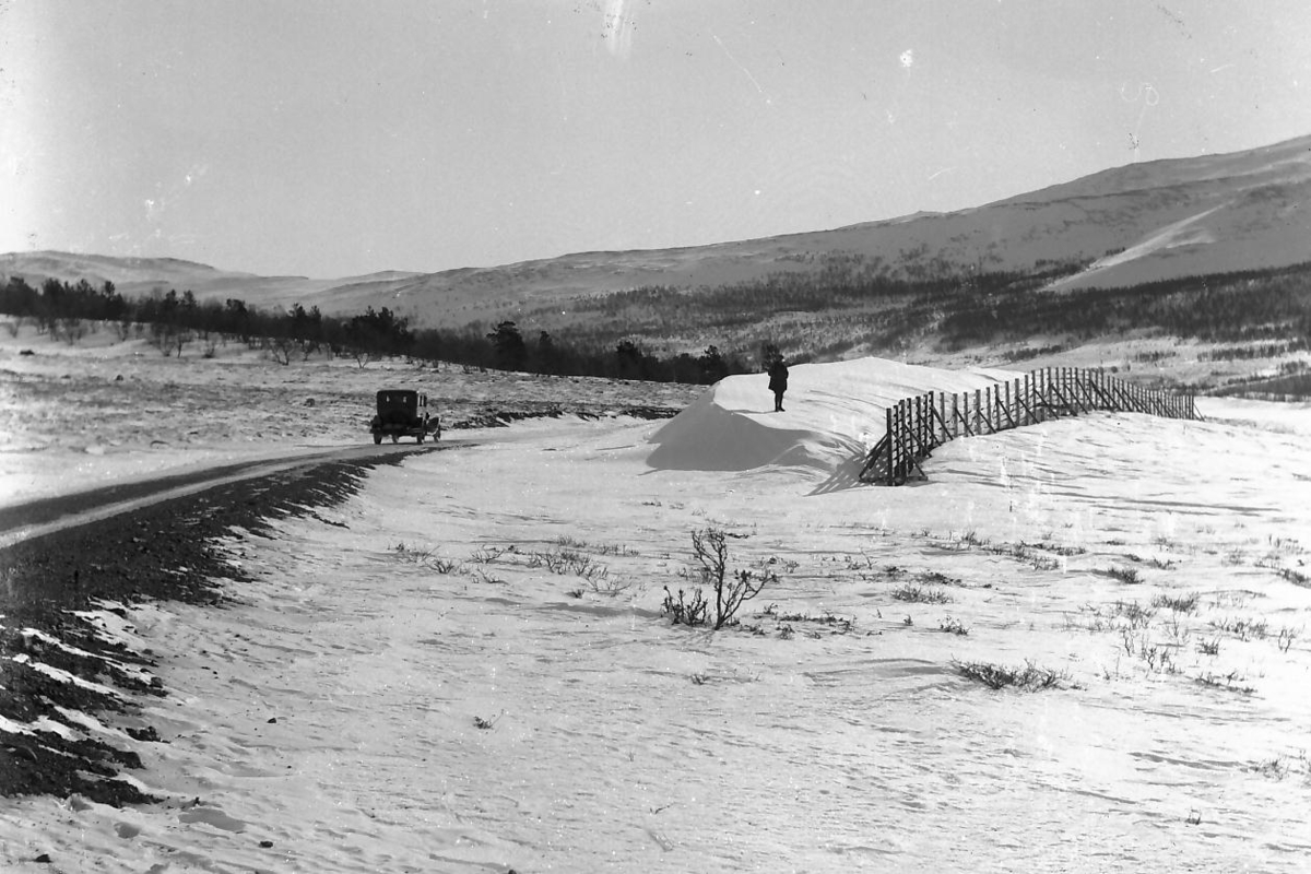 Veien Folldal - Hjerkinn, bil, snøfonn bak snøskjerm, før 1935. 