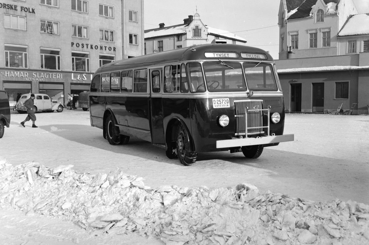 Buss, Volvo D-25720, på Østre Torg, Hamar. Levert av Harald Jorkjend, Hamar til Olav A. Hokstad i Tylldal. Han hadde konsesjon på rutebilkjøring til Tynset og til Rendalen. 