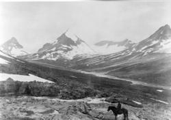 JOTUNHEIMEN. KIRKEN OG TVERBOTTENHORNENE FRA ULADALEN. LANDS