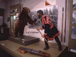 Jaktscene i Norsk Skogbruksmuseums jaktutstilling, som ble å