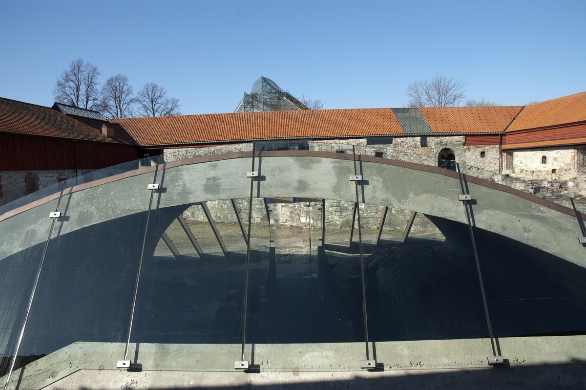 Hamarkaupangen. Vernebygget over ruinen av rådstua Bygget er tegnet av Sverre Fehn, åpnet 2005. Hamar i mid. S. 85