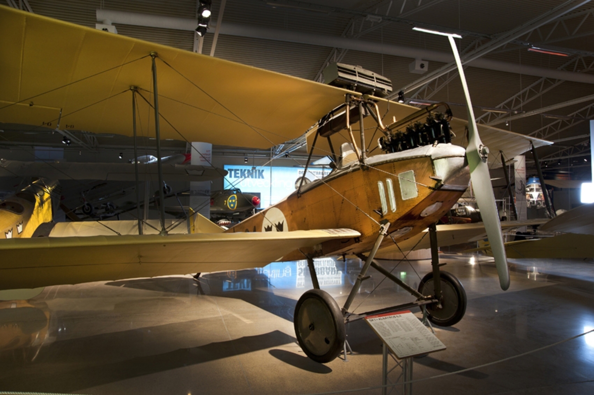 Skolflygplan, Sk 1
Albatros B.II

Tvåsitsigt biplan med en fast sexcylindrig Mercedesmotor.
Märkt med kronmärke och siffran 04 på kroppen.