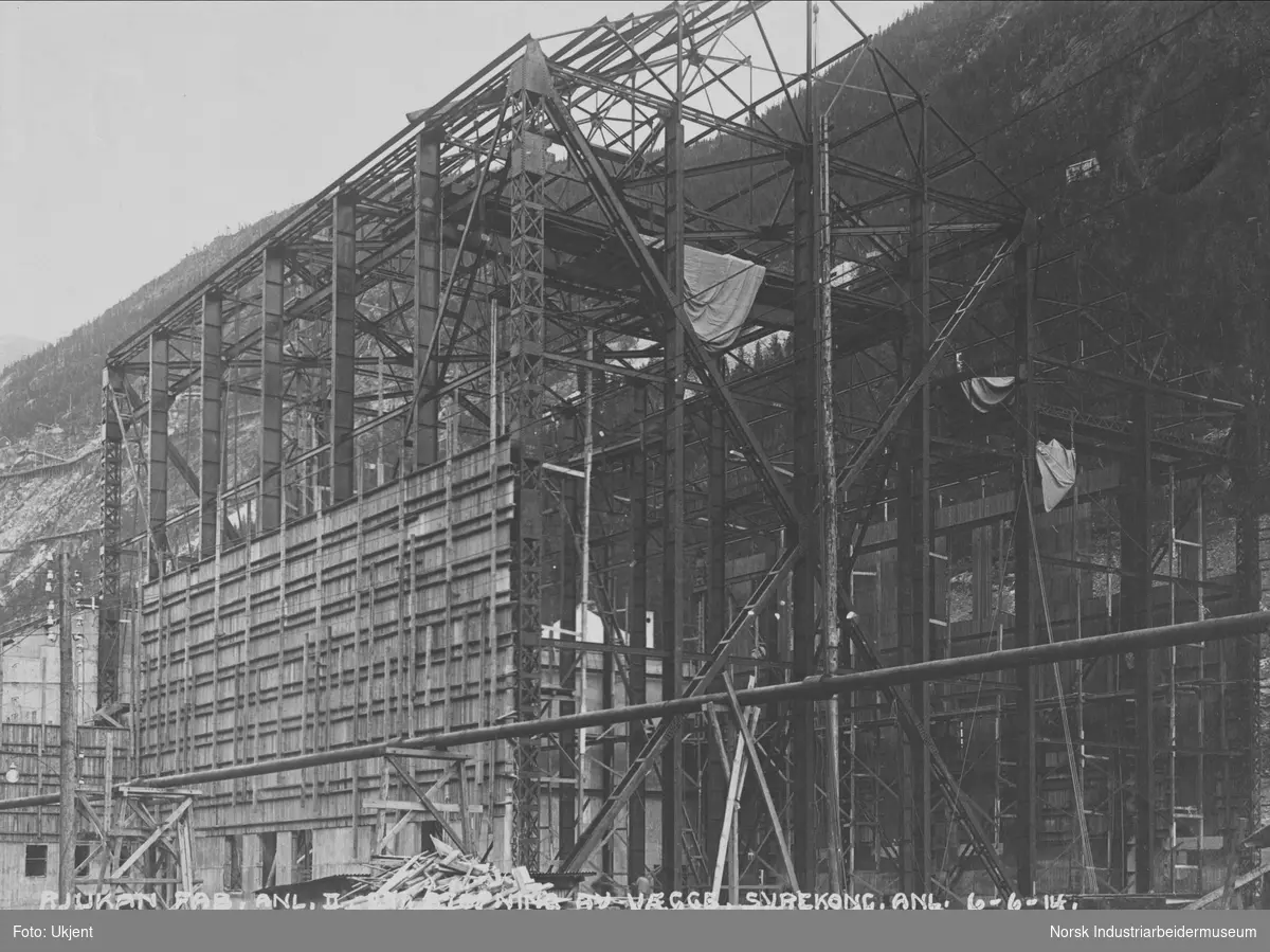 Rjukan Fabrikkanlegg II 271. Støpning av vægge, Syrekoncentrasjonsanlegg