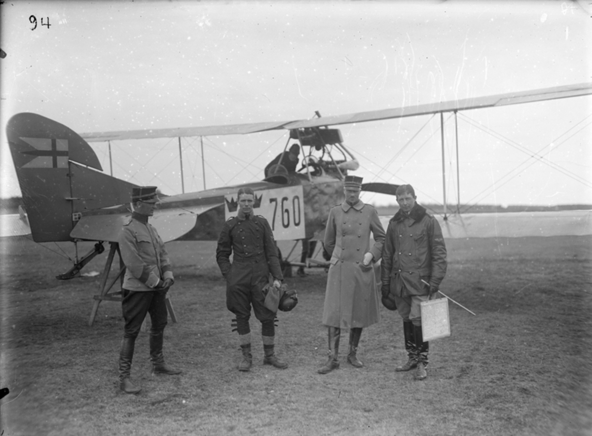 Porträtt fyra män och flygplan Albatross B IIa. Andra mannen från vänster är löjtnant Nils Rodéhn.