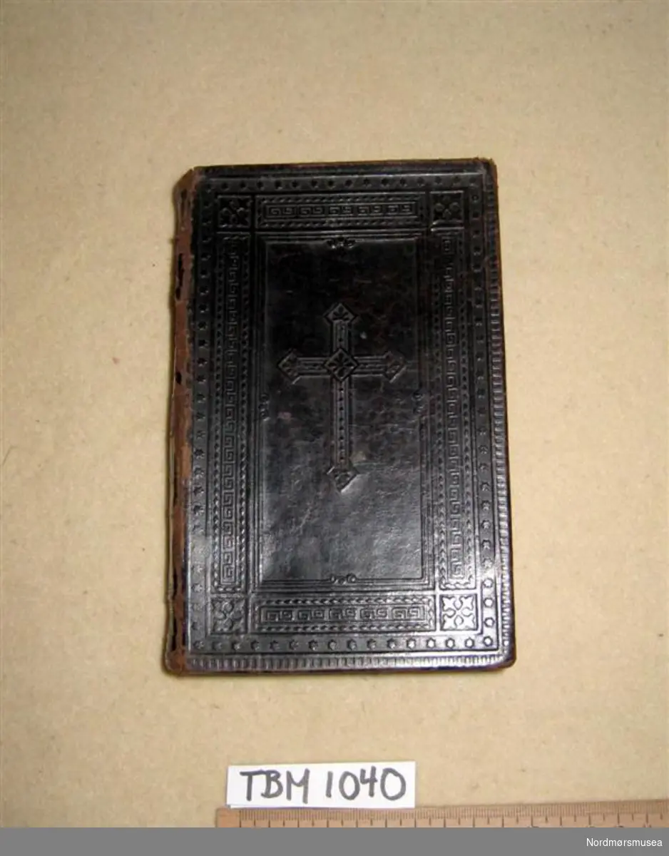 Skinnbibel med djuptrykk på perm og rygg. Kors på forpermen med mange slagordar rundt.
Gotisk skrift.
1220 s
