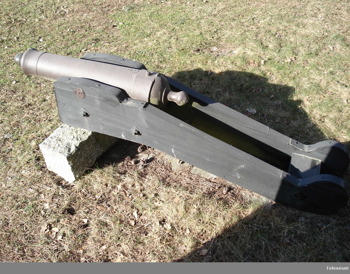 Cirka 77 mm diameter på loppet.Gjuten 1809 på Stavsjö bruk. En av fyra kanoner som från 1890-talet var uppställda runt minnesstenen på Polacksbacken i Uppsala. Lavetterna tillverkade under den tid kanonerna fanns på Polacksbacken.
Ena tappen märkt 1809, andra tappen märkt VB.