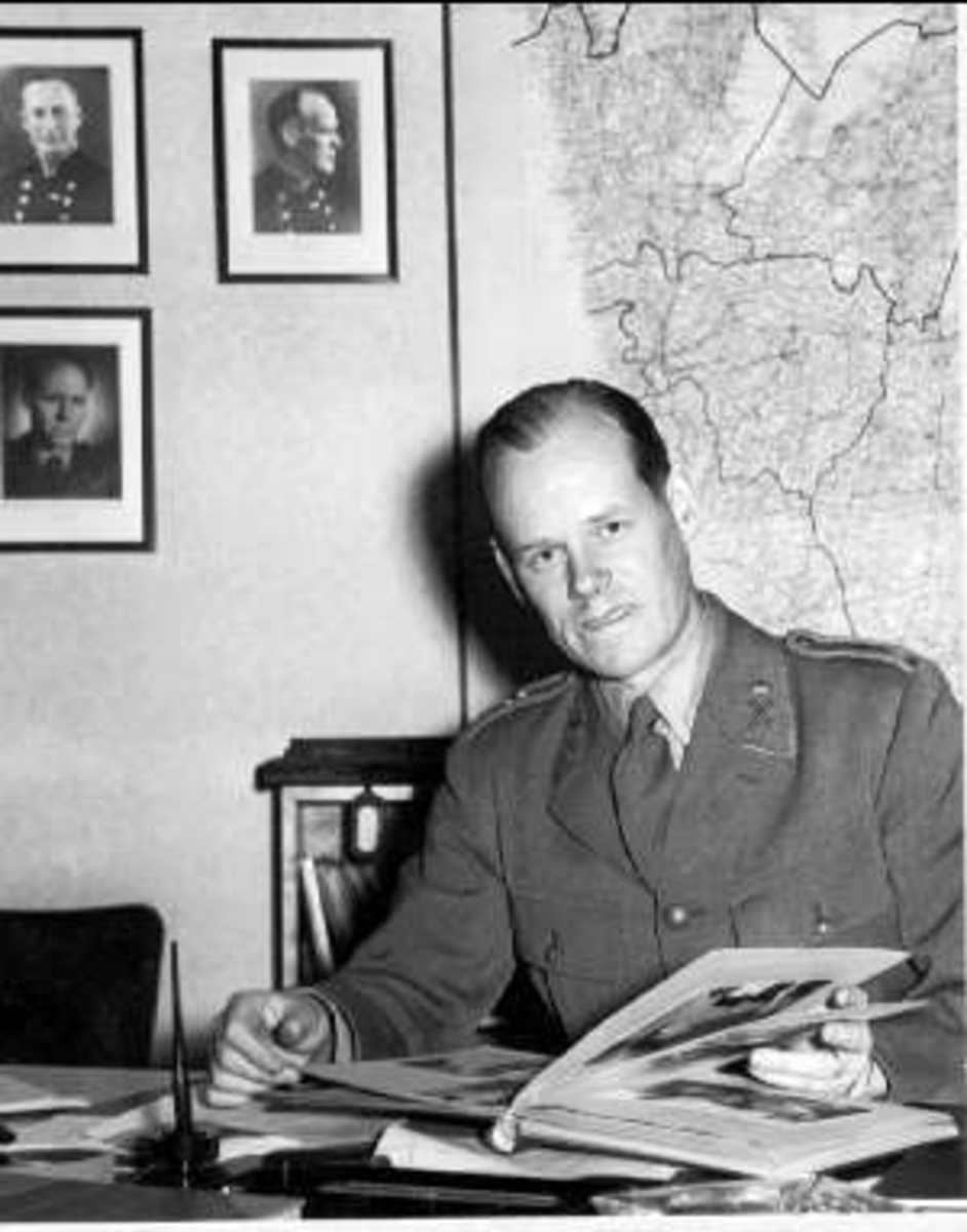 Livregementets husarer, K3 1955. Stabschef vid 111 Milo 1955-1961, överstelöjtnant (sedemera överste) Tage Broms.
