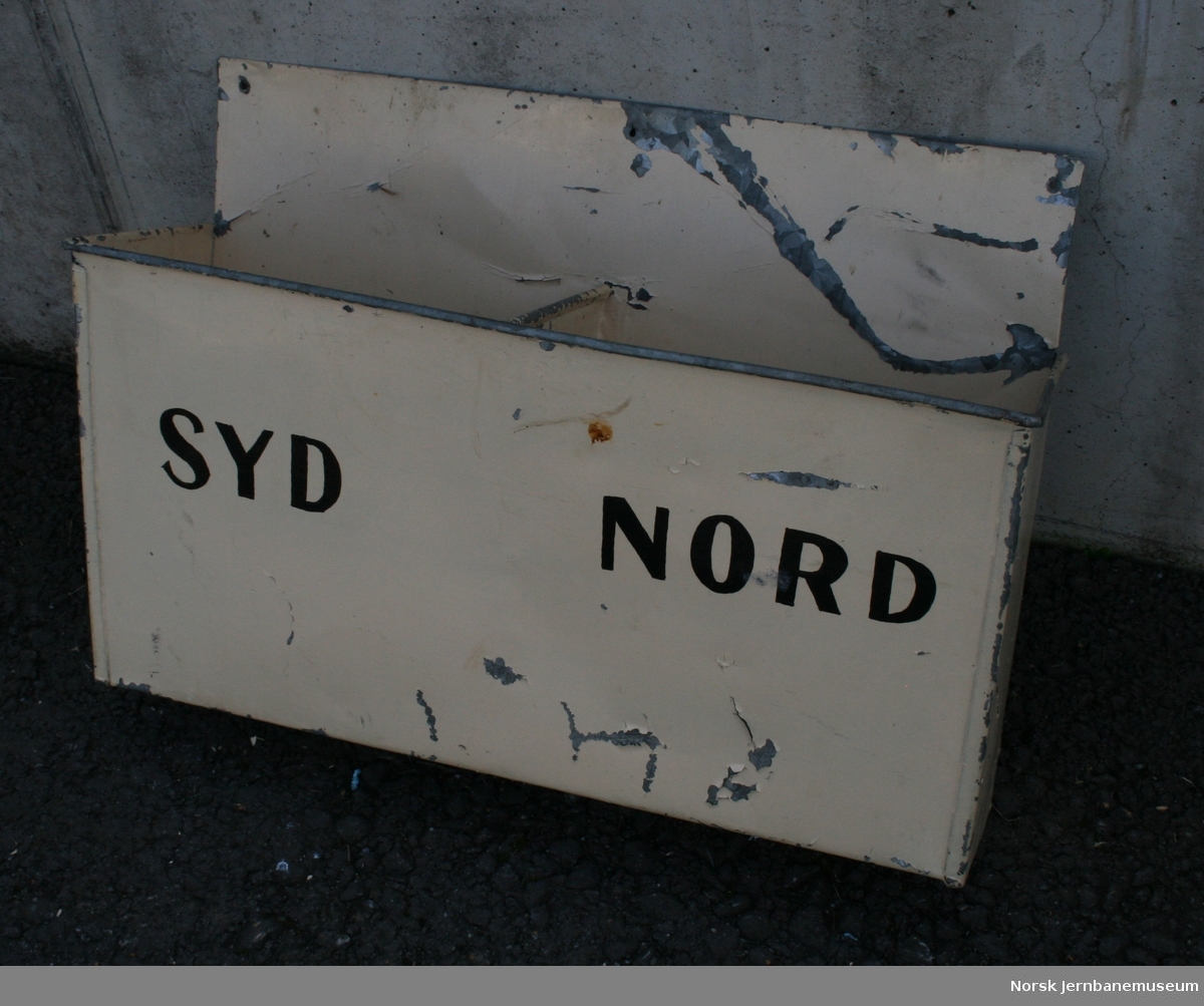 Posthylle for jernbanens interne post, med to rom, merket "Nord" og "Syd"