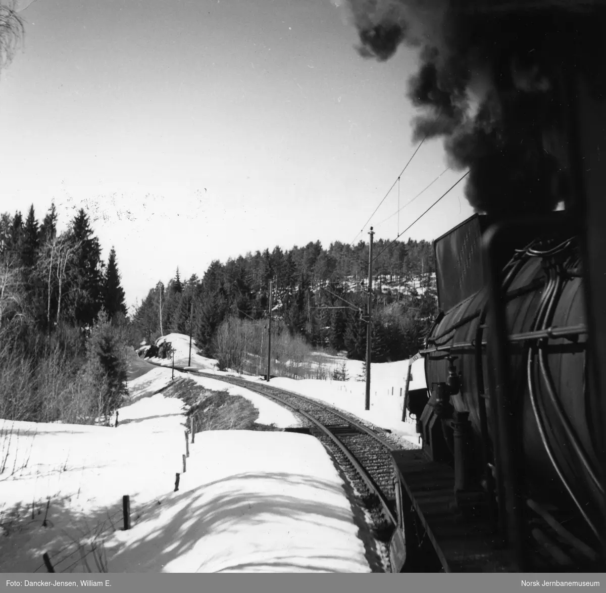 Damplokomotiv type 31b nr. 447 foran godstog 5505B, foto forover fra førerhytta