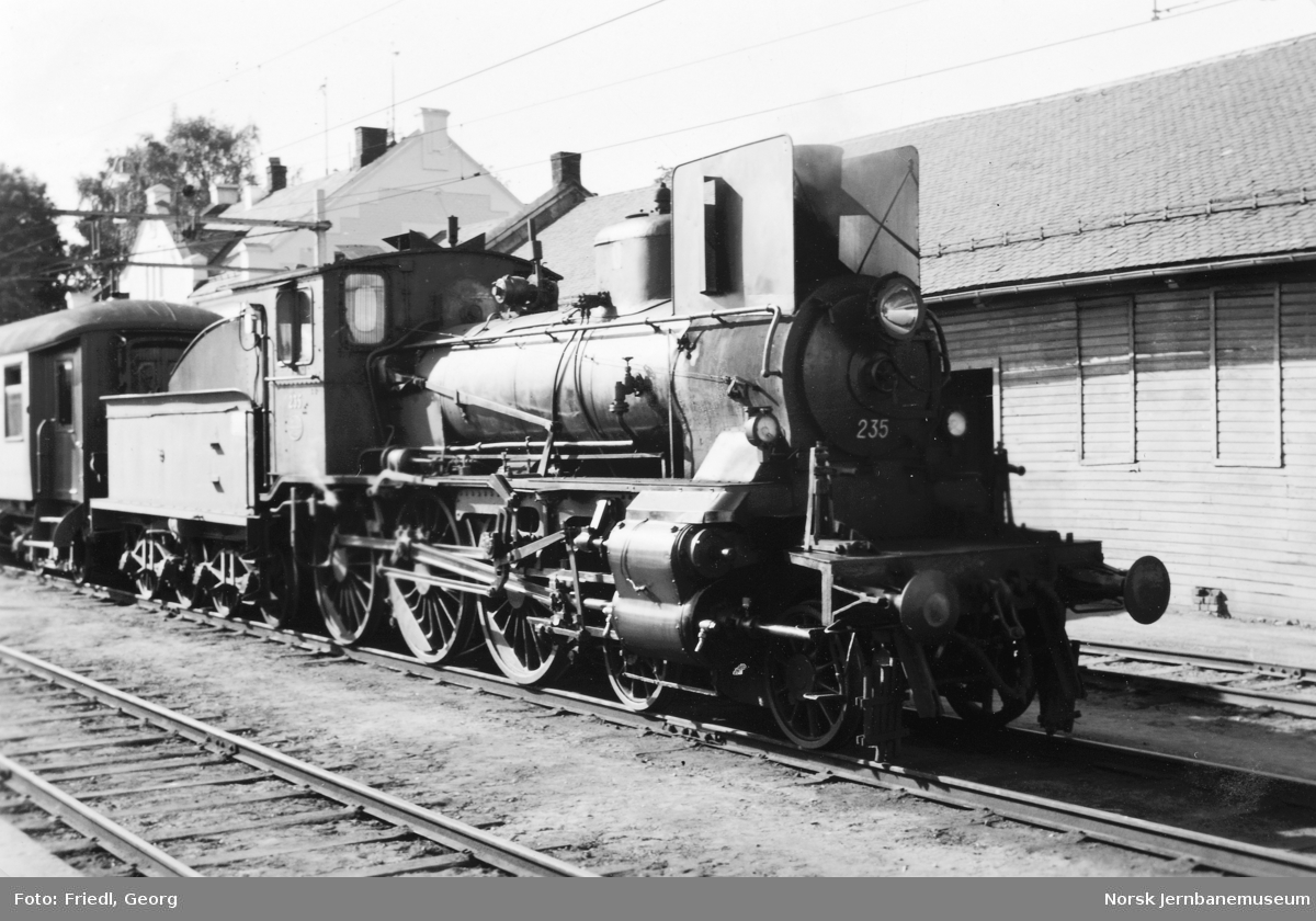 Damplokomotiv type 27a nr. 235 foran persontog til Rena på Hamar stasjon