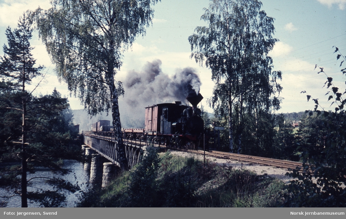 Godstog 5661, trukket av damplokomotiv nr. 2, på Hornnes bru