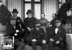 Gruppebilde fra Eidsvoll stasjon med fem menn og to kvinner