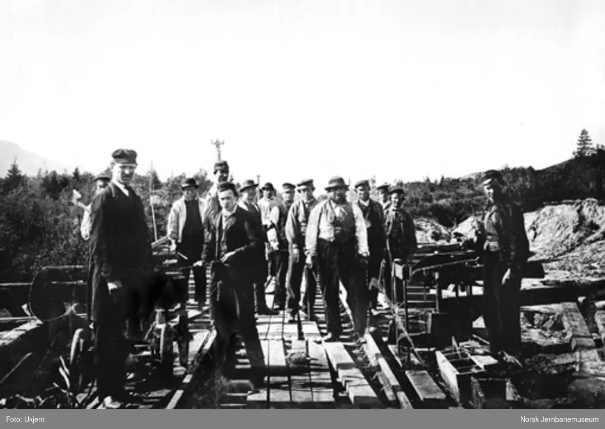Bygging av ny Børke bru i 1864-65, foto av anleggsarbeiderne