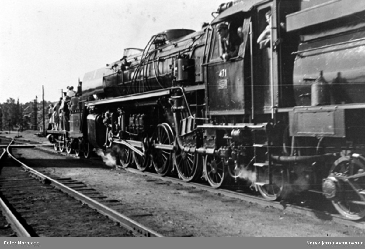 Festtoget starter fra Hamar stasjon med damplokomotiv type 2a nr. 16 og type 49c nr. 471