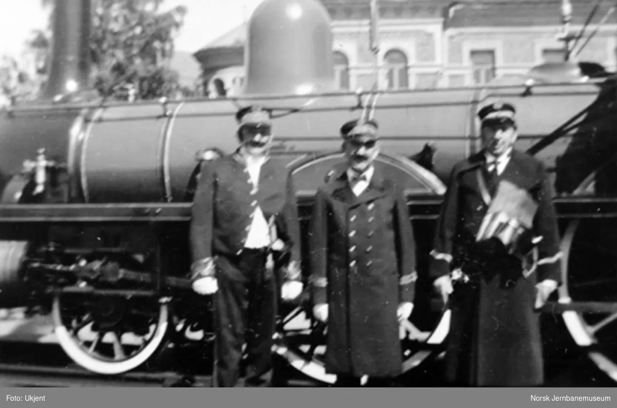 Personale i gamle uniformer foran damplokomotiv type 2a nr. 16