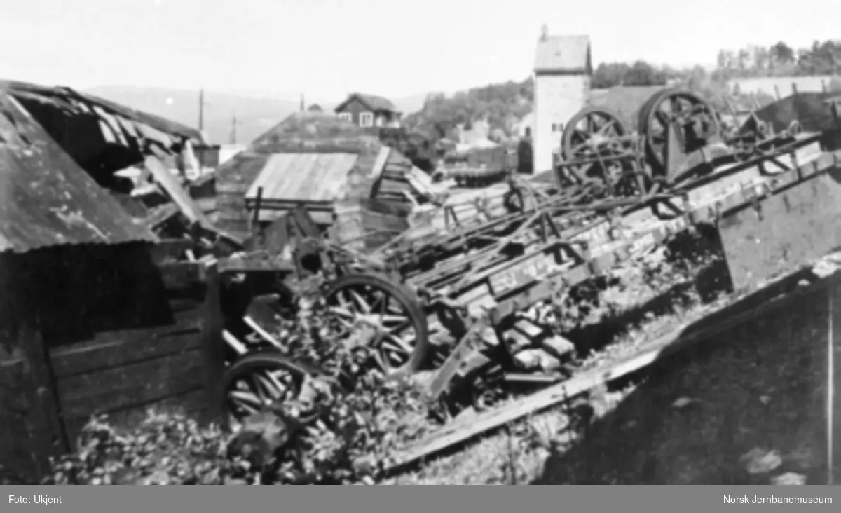 Dombås stasjon etter bombingen i 1940; ødelagte vogner