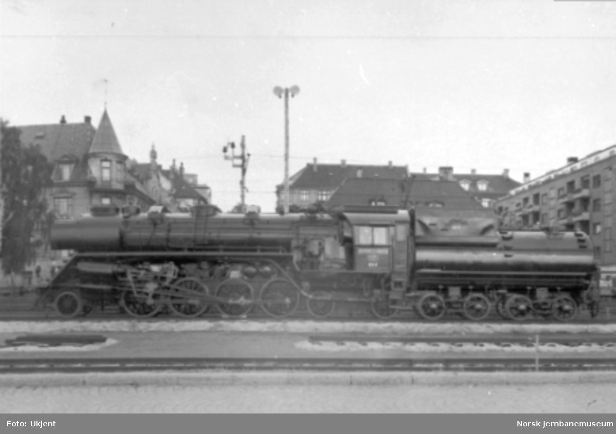 Damplokomotiv type 49a nr. 464 med skilt "Dovregubben" under jubileumsutstillingen på Filipstad i 1954