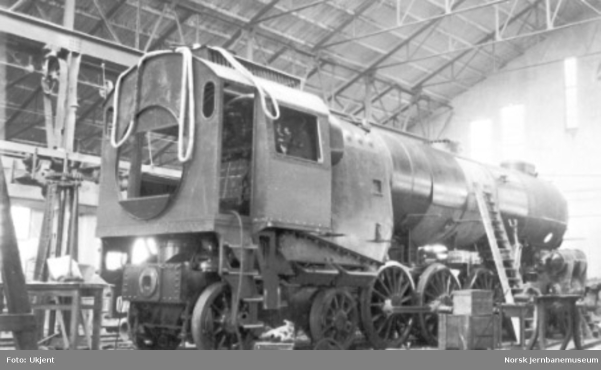 Damplokomotiv type 49a "Dovregubben" under bygging; montering av kjelplatene er på det nærmeste ferdig