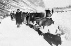 Et fastkjørt damplokomotiv type 11 i snøen mellom Kvam og Vi