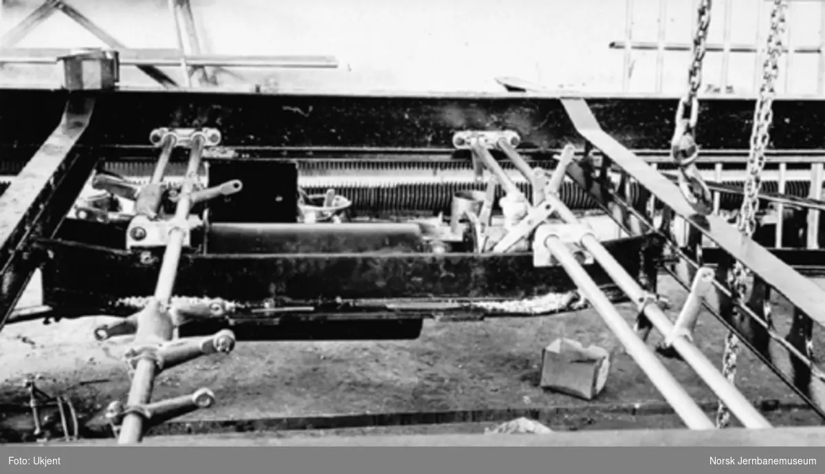 Bensinmotorvogn litra Cmb type 16 under produksjon : detaljer fra understell
