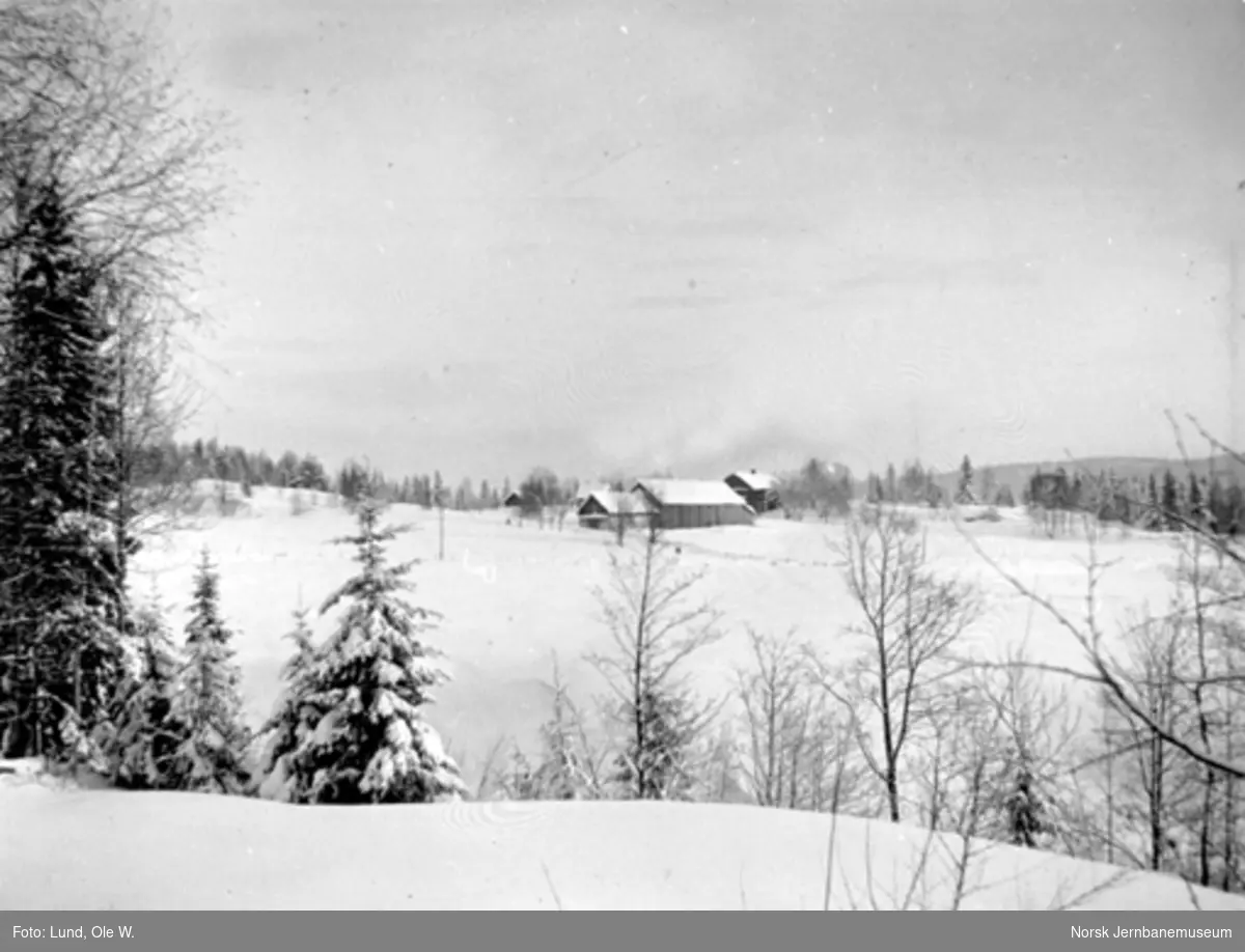 Fra anlegget av Holmestrand-Vittingfossbanen : vinterbilde fra Kleppan med Kleppan gård