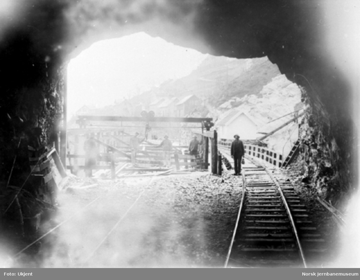 Sporet til ny og gammel Vaksdal bru sett fra tunnelen