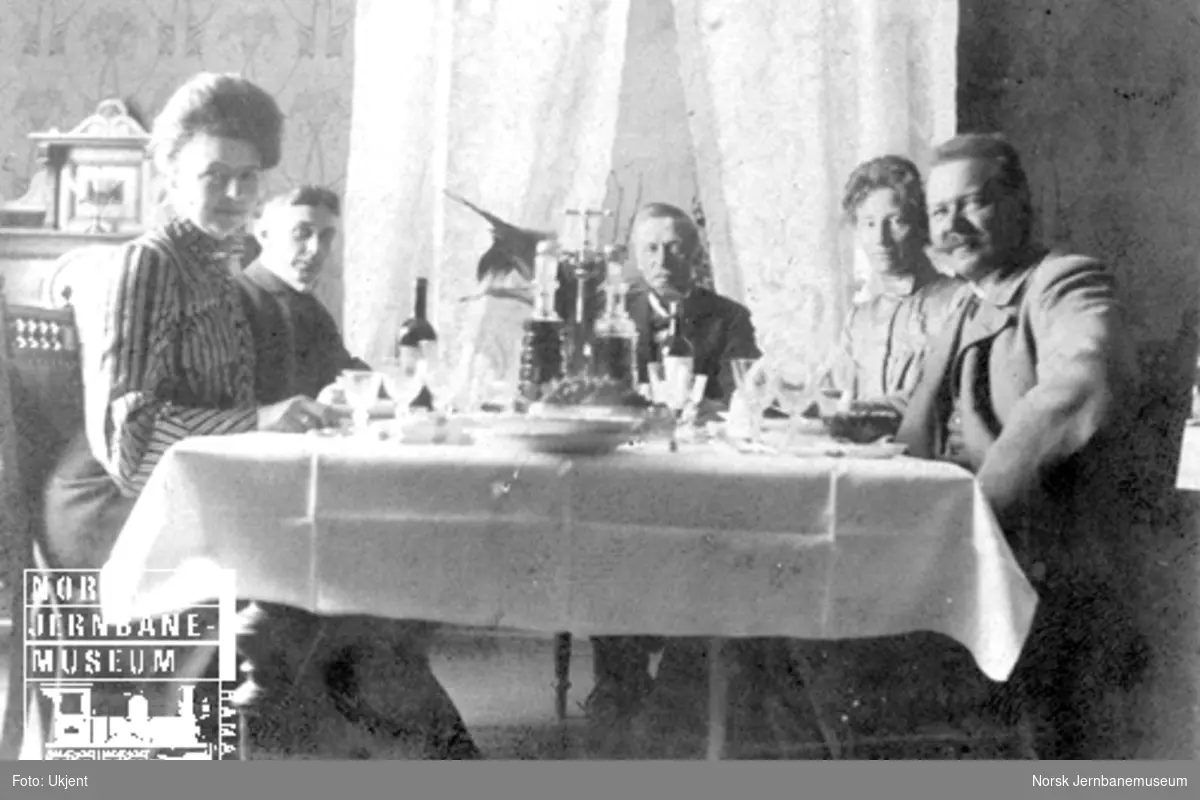 Fem menn og kvinner rundt middagsbordet på Finse st.
