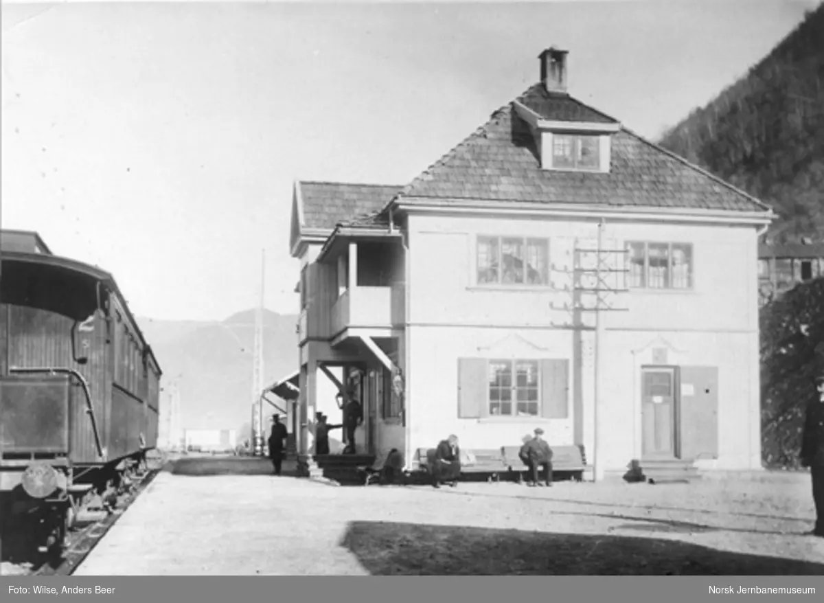 Mæl (Rollag) stasjon med personvogner