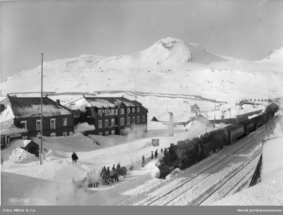 Finse stasjon med ankommende tog fra Bergen