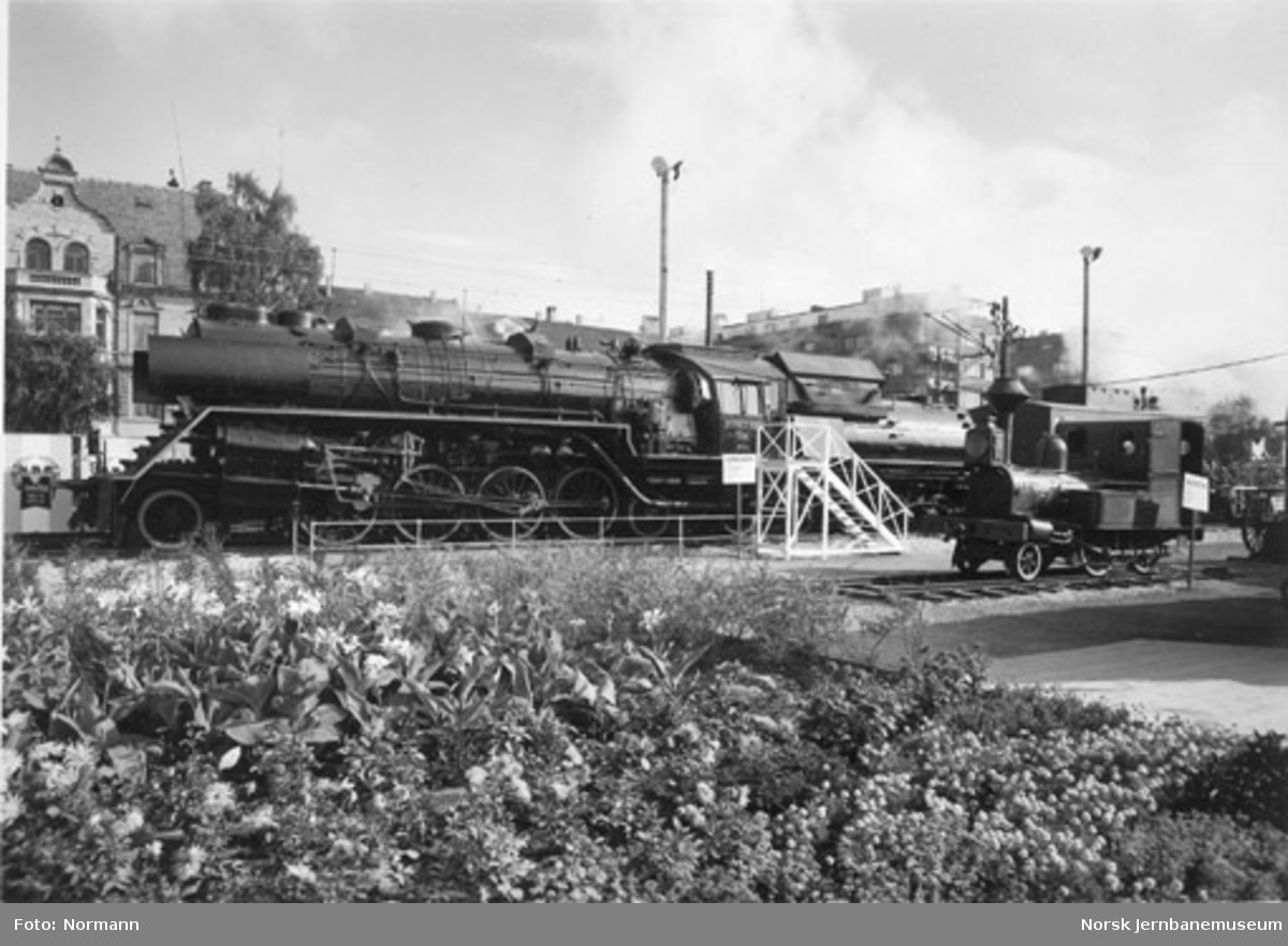 Jubileumsutstillingen 1954 : "Dovregubbe" nr. 464 og smalsporet damplokomotiv "Alf"