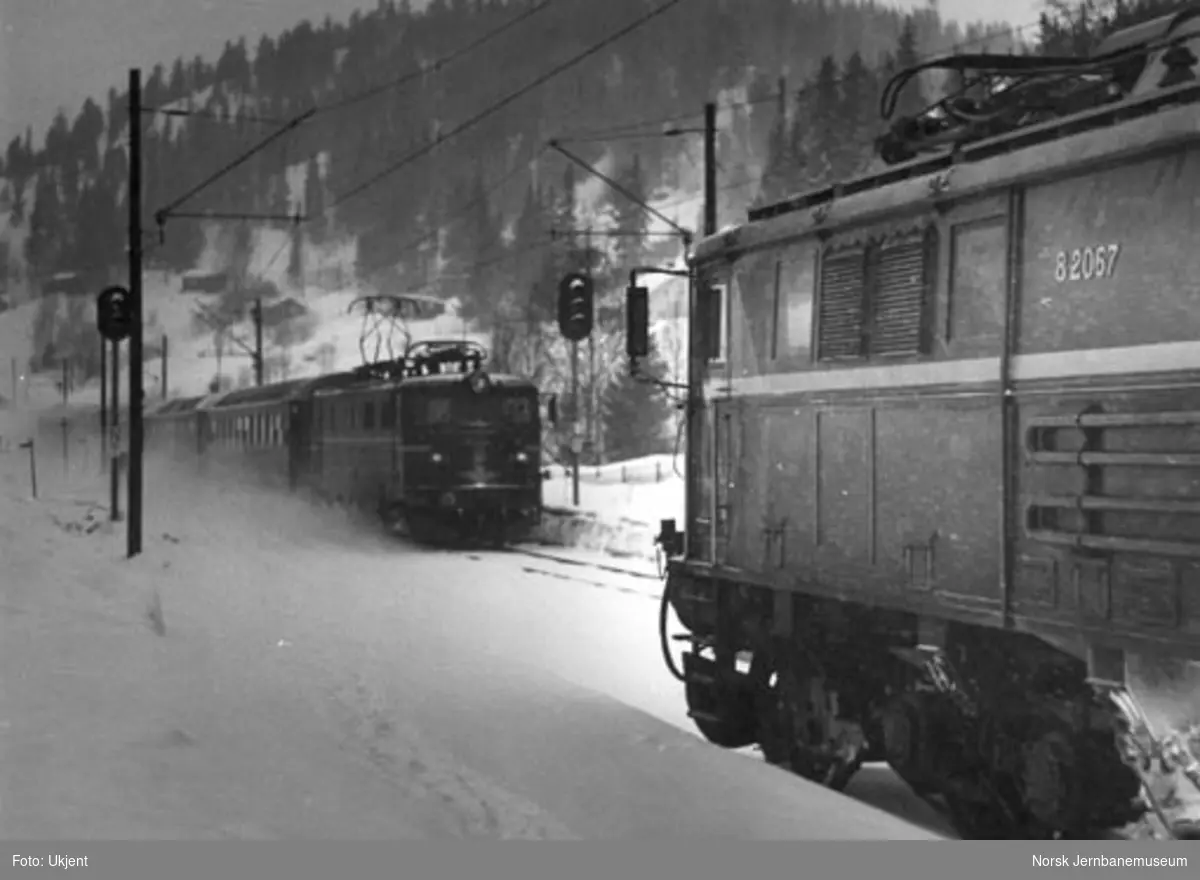 Kryssing : Elektrisk lokomotiv El 8.2067 avventer møtende persontog trukket av El 13