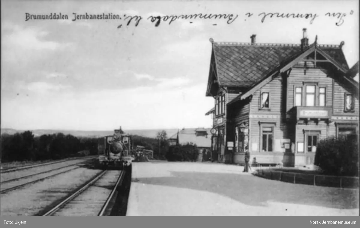 Brumunddal stasjon med ankommende tog