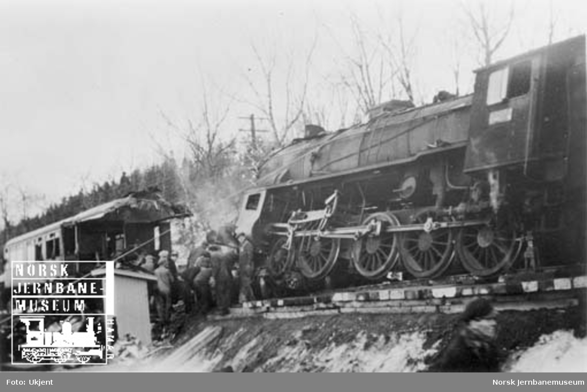 Jernbaneulykken ved Hommelvik : damplokomotiv nr. 419 og motorvogntoget bestående av Cmb type 15b nr. 18240 og CFo3a nr. 67 etter kollisjonen