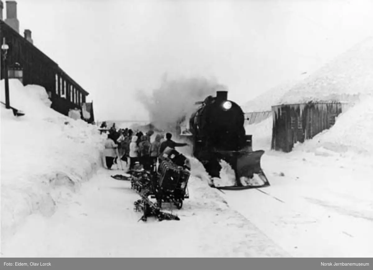 Påsketrafikk 1949 : tog fra Bergen ankommer Finse stasjon