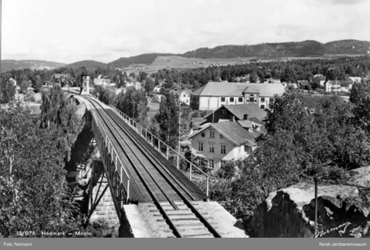 Moelva jernbanebru med stasjonen i bakgrunnen - Norsk Jernbanemuseum ...
