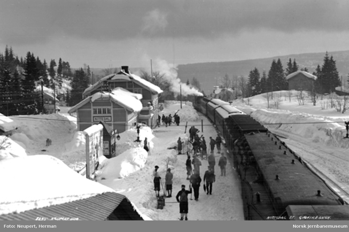 Persontog med skiturister er ankommet Nittedal stasjon