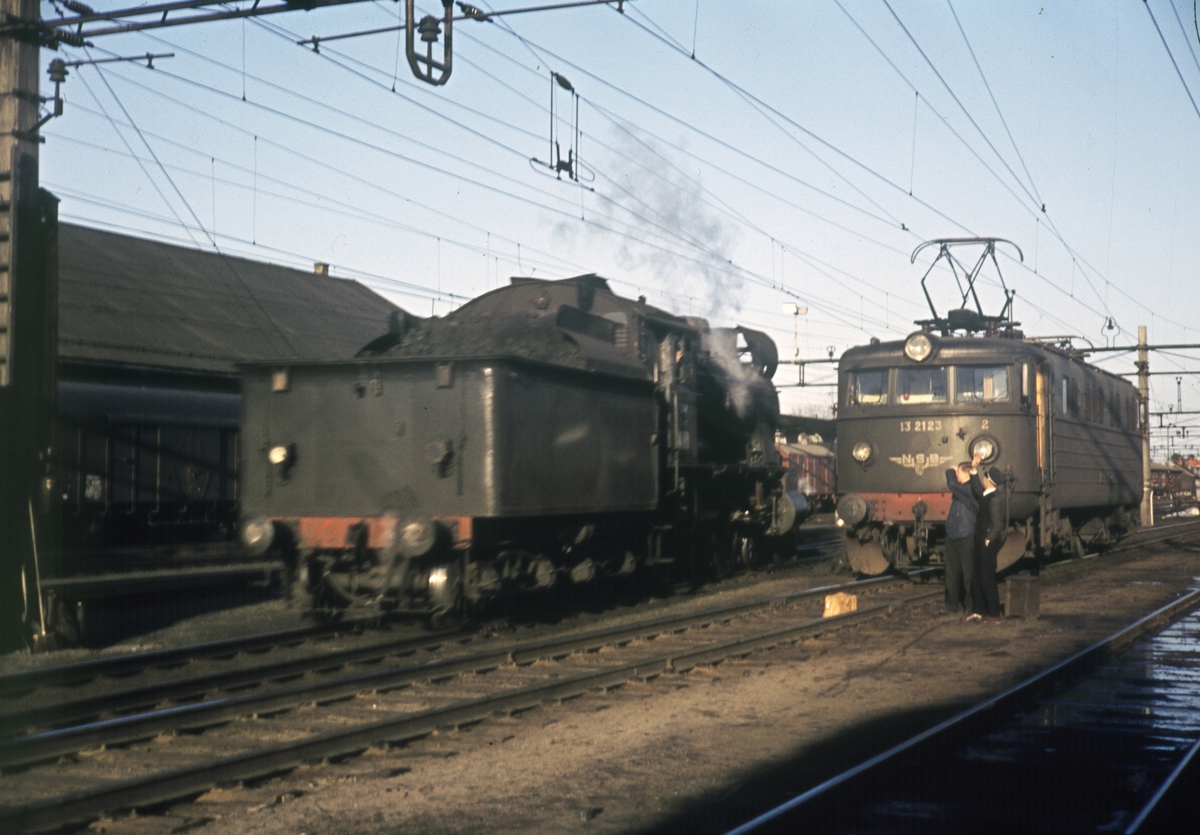 Elektrisk lokomotiv El 13 2123 og damplokomotiv type 26c nr. 436 på Hamar stasjon