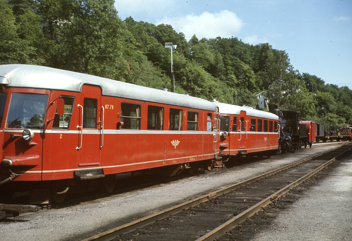 Dieselmotorvogner litra Bmdo 87 nr. 78 og 81 og damplokomotiv type 21a nr. 203 hensatt på Arendal stasjon. Materiellet ble tatt ut av drift etter Treungenbanens nedleggelse høsten 1967