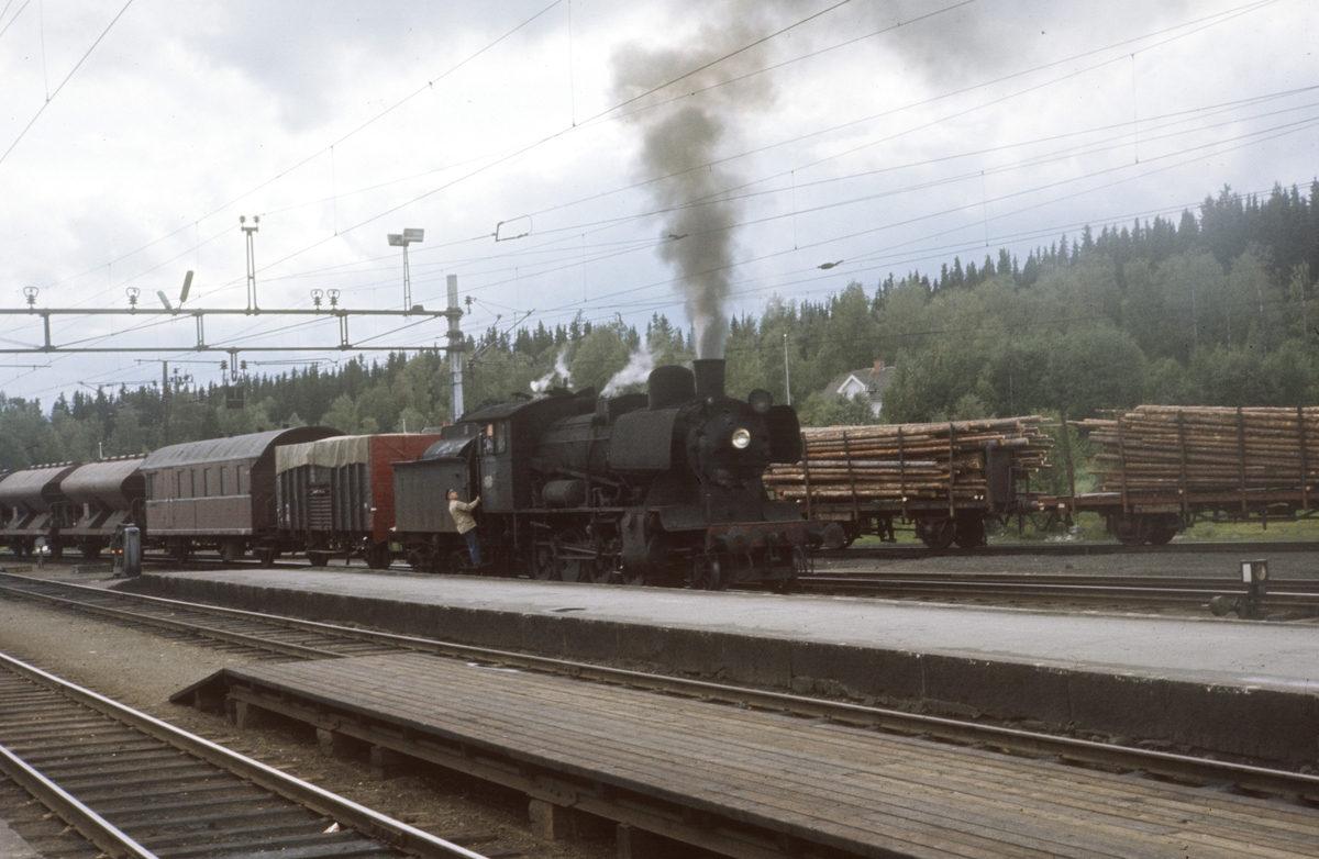 Damplokomotiv type 24b nr. 264 med godstog til Skreia på Eina stasjon