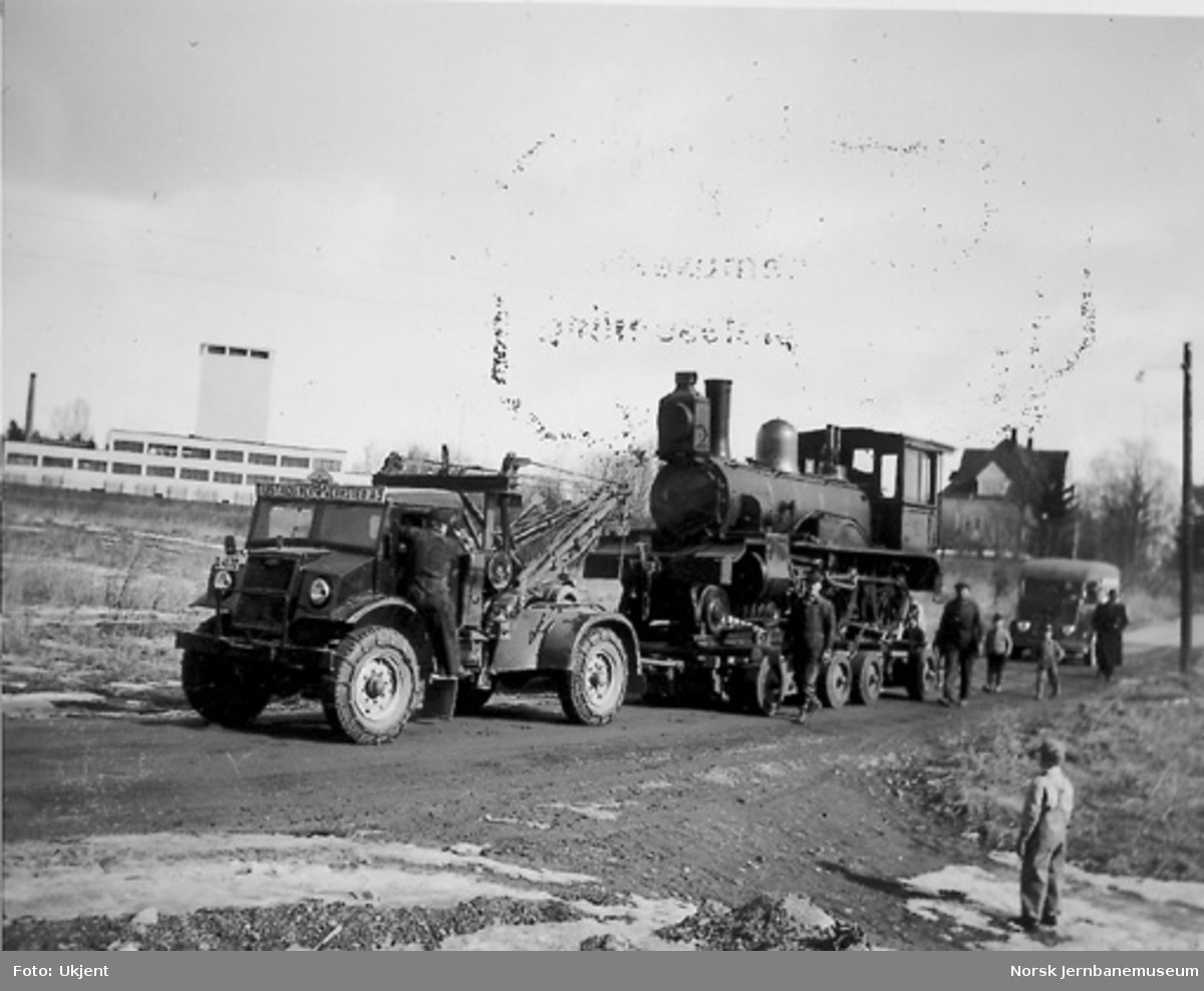 Nytt museum på Martodden : Flekkefjordbanens damplokomotiv nr. 7 under transport bak lastebil
