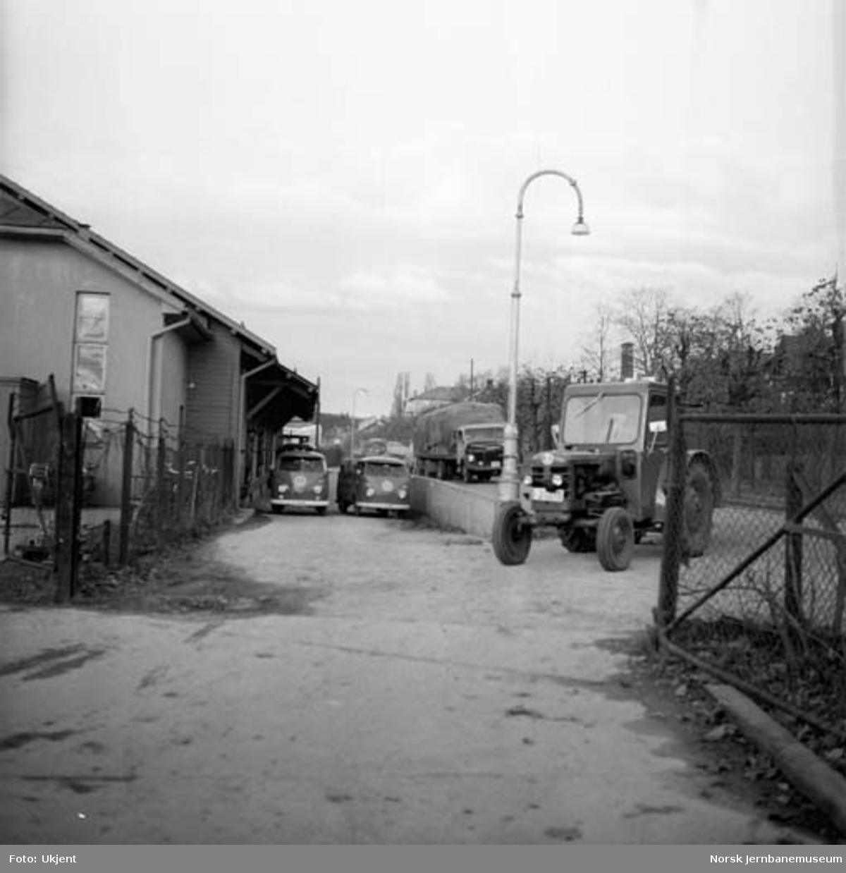 Hamar godshus med stasjonens traktor og E6 fremfor bygningen