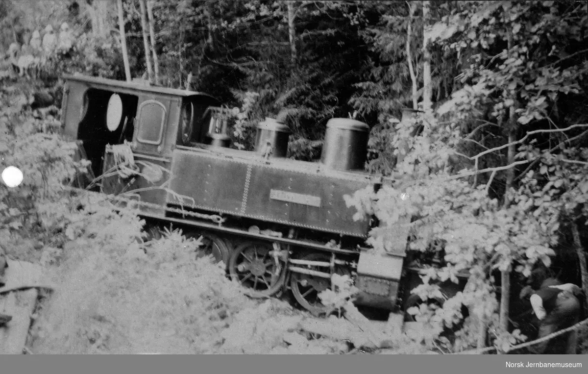 Lokomotiv nr. 2 etter avsporing i Leikåsskjæringen mellom Mossåsen og Kleppan stasjon