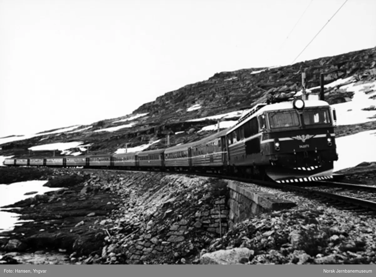 "Bergensekspressen" fra Bergen til Oslo ved Sandå