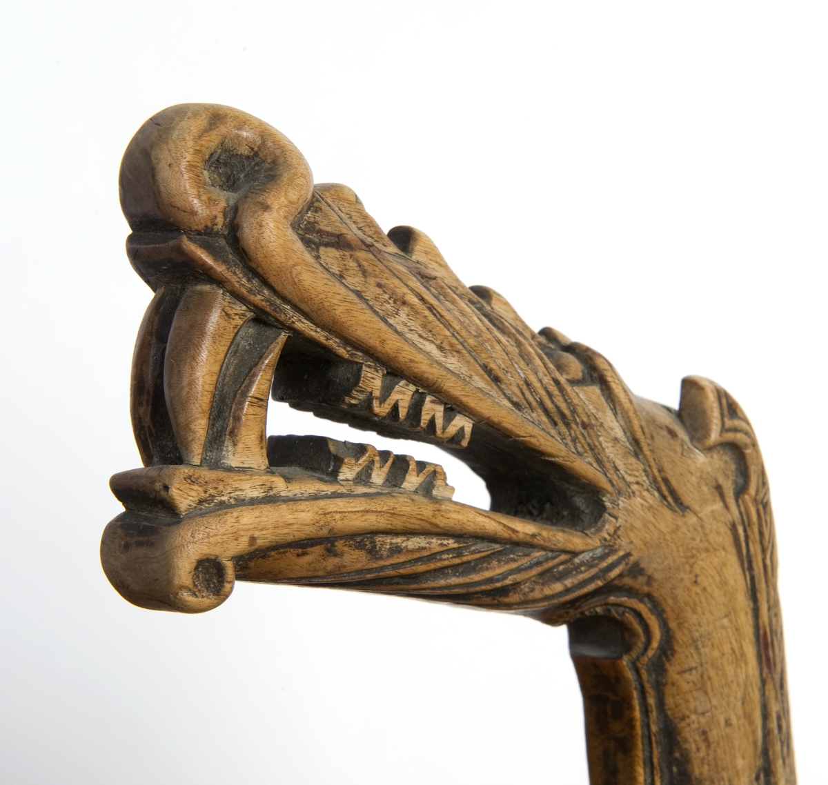 Fire søyler med skåret dyrehode-ornamentikk, sammenføyet med tverrbord og fyllinger. Bunn er åpen foruten to tverrstaver. Hele utsiden er rikt dekorert med utskåret dyr og ranker.